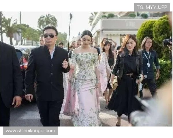 二爷娱乐揭秘明星背后的故事，带你走进娱乐圈的真实生活